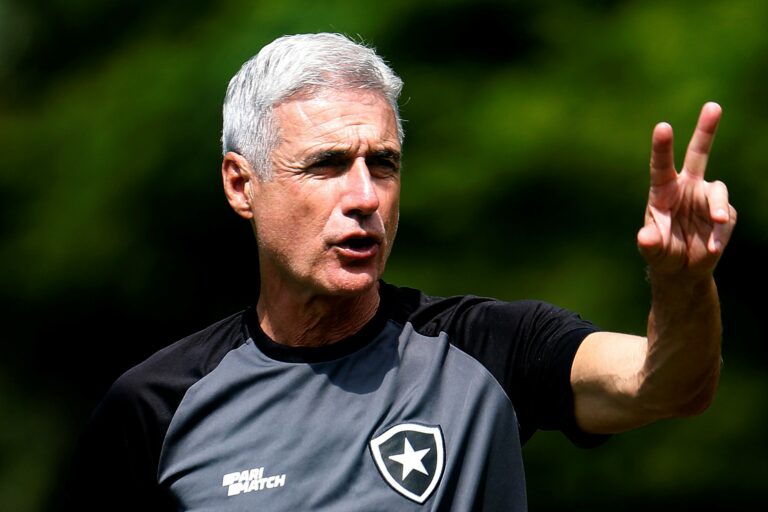 Luís Castro tenta definir substitutos no Botafogo após suspensões