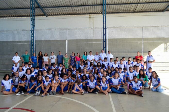 Mais de 300 alunos da rede municipal participam de ciclo de palestras sobre a segurança da navegação   		