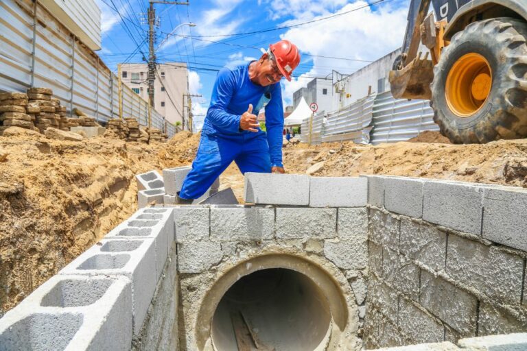 Obras de macrodrenagem avançam no Centro de Linhares e reduzem riscos de enchentes na região   		