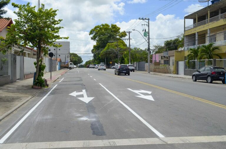 Prefeitura implanta mais uma faixa de rolamento nas avenidas do cruzamento do Colégio Estadual   		