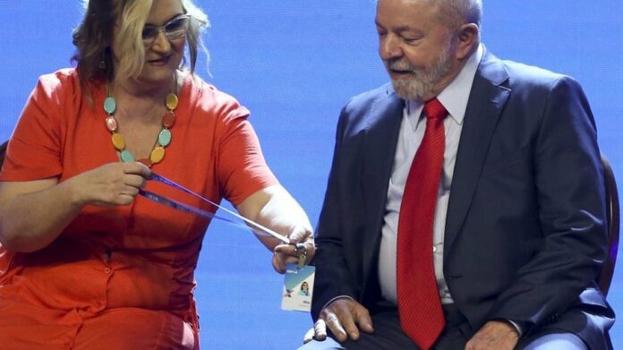 A nova presidenta da Caixa, Rita Serrano e o presidente da República, Luiz Inácio Lula da Silva, durante a cerimônia de posse,em Brasília