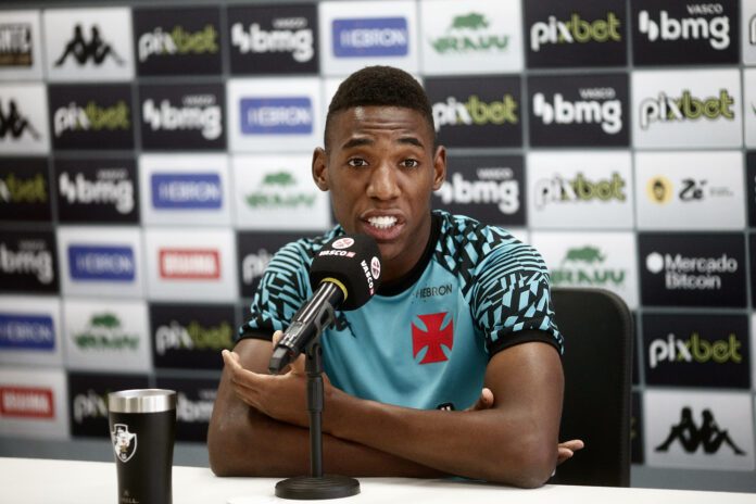 Recém-chegado, versátil Léo exalta bom momento pelo Vasco
