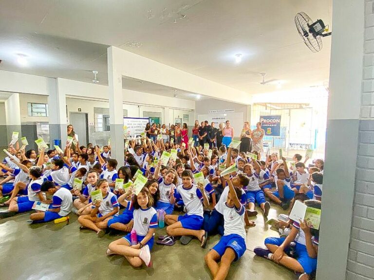 Teatro leva orientações sobre educação financeira para alunos da Emef Jerônimo Monteiro, no BNH   		