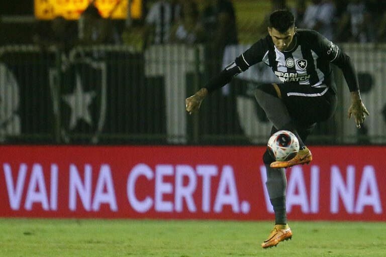 Victor Cuesta lamenta eliminação do Botafogo no Campeonato Carioca; clube disputa Taça Rio