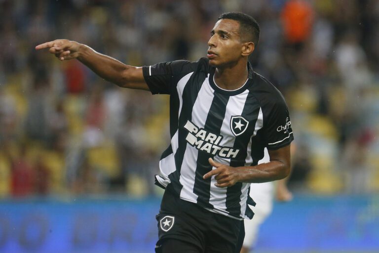 Victor Sá não viaja e desfalcará Botafogo contra o Brasiliense