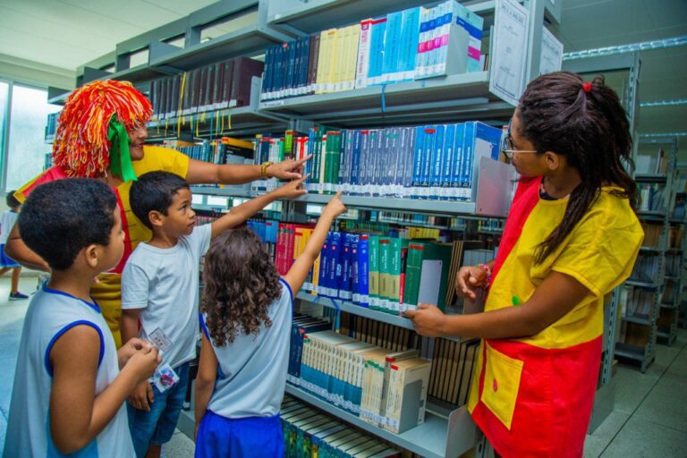 Alunos de escola do Aviso participam de atividades de acadêmicos da Faceli no Dia Nacional do Livro Infantil   		