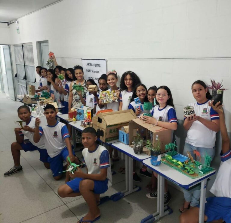 Alunos transformam materiais recicláveis em arte em escola do bairro Santa Cruz   		