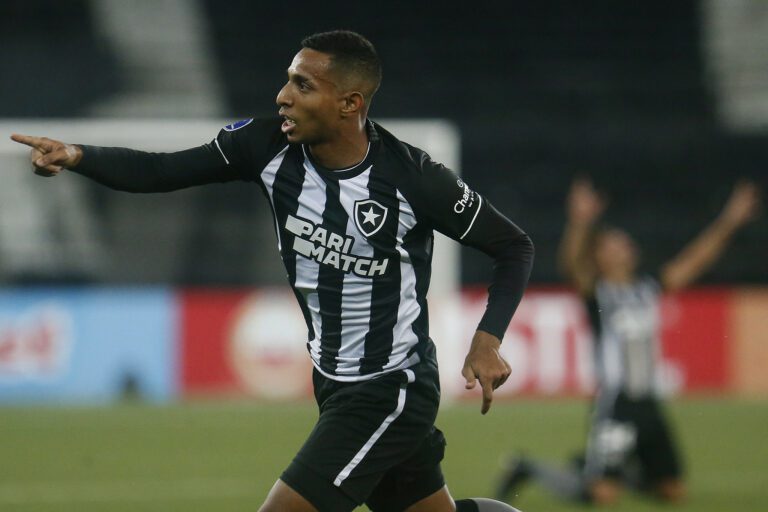 Atacante Victor Sá destaca briga por vaga no Botafogo: “Disputa muito saudável”