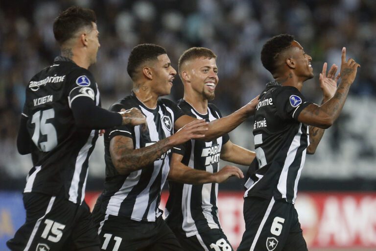 Botafogo goleia time de Loco Abreu e vence a primeira na Copa Sul-Americana