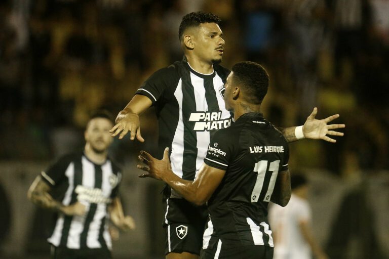 Botafogo marca no fim e vira sobre o Audax no primeiro jogo da final da Taça Rio