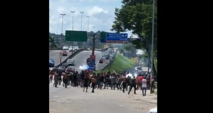 Briga entre torcedores de Flamengo e Botafogo deixa pessoa baleada