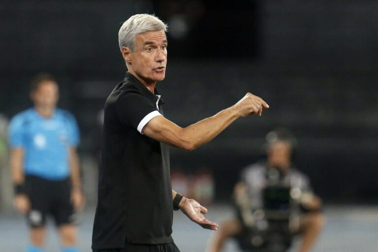 Com sequência invicta, Luís Castro supera críticas e ganha paz no Botafogo