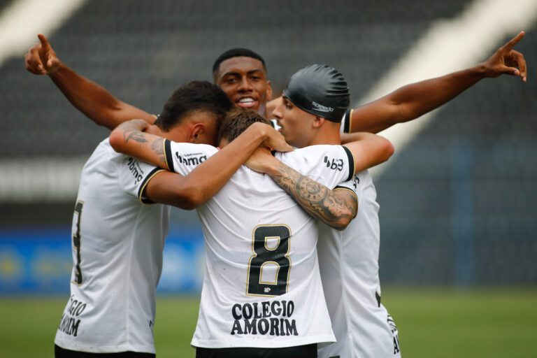 Corinthians vence Botafogo e garante vaga no mata-mata do Campeonato Brasileiro sub-20