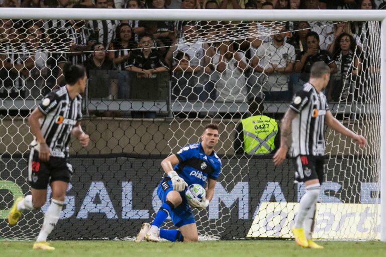 Destaque do Vasco, Léo Jardim enaltece vitória sobre o Atlético-MG