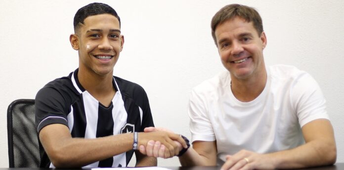 Destaque do time sub-14, atacante assina contrato de formação com o Botafogo