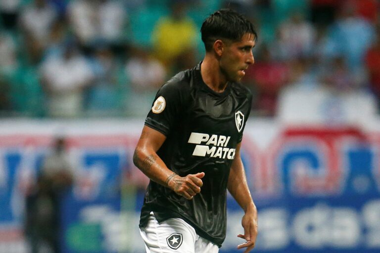 Di Plácido não é relacionado por Luís Castro e será desfalque do Botafogo contra o Ypiranga na Copa do Brasil