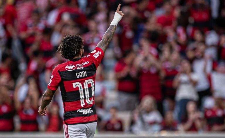 Com Sampaoli na torcida, Gabigol quebra jejum e Flamengo vence Coritiba na estreia pelo Brasileiro