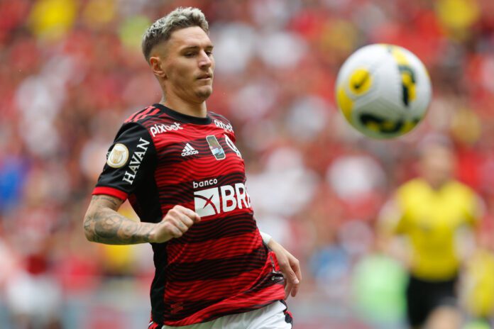 Com problema no quadril direito, Varela, do Flamengo, será operado