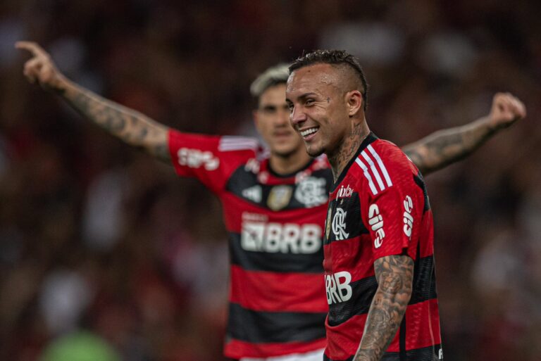 Everton Cebolinha celebra fim do jejum de gols após goleada do Flamengo