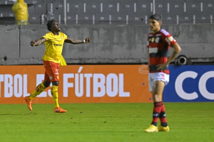 Flamengo estreia na Libertadores com derrota de virada para time equatoriano