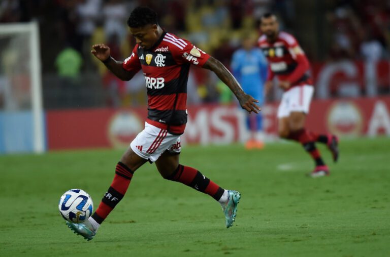 Marinho comemora boa atuação em vitória do Flamengo e exalta Sampaoli