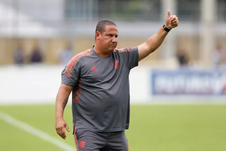 Mário Jorge comanda treino do Flamengo após saída de Vítor Pereira