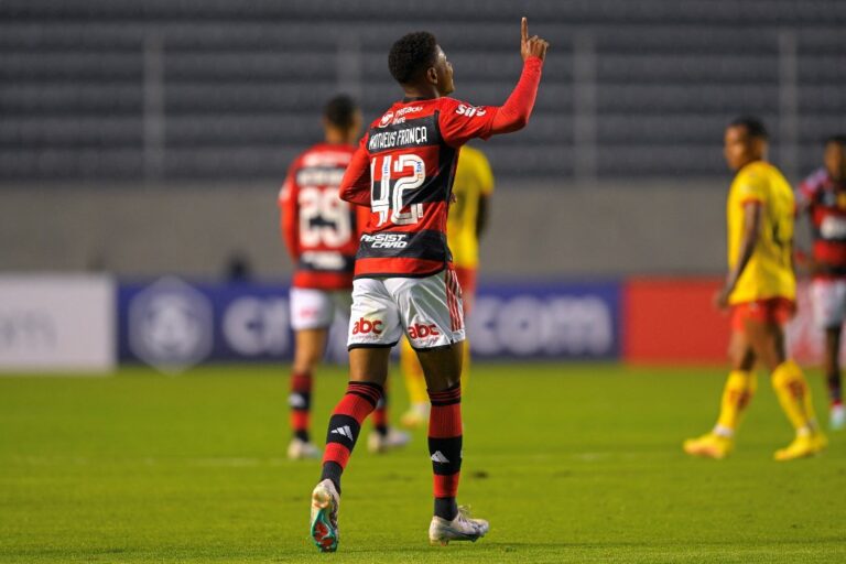 Matheus França exalta gol, mas lamenta derrota do Flamengo na estreia da Libertadores