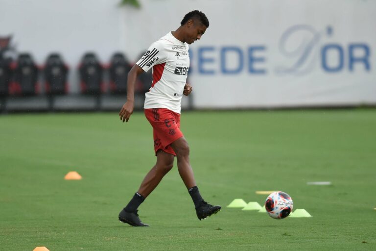 Recuperado, Bruno Henrique pode ser relacionado para final do Carioca contra o Fluminense
