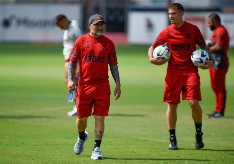 Sampaoli comanda treino no Flamengo na manhã de jogo contra o Maringá