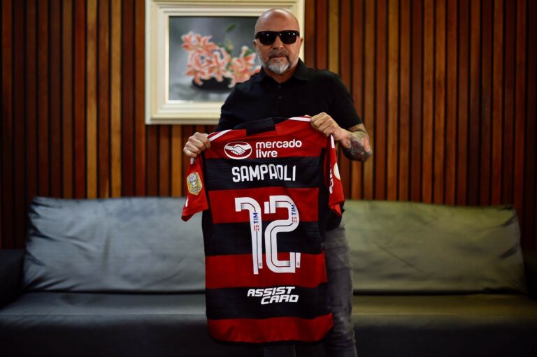 Sampaoli desembarca no Rio de Janeiro para assumir o Flamengo