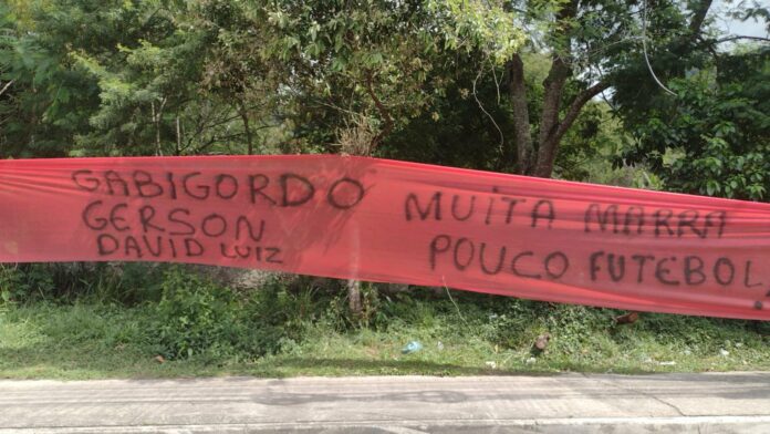 Torcida do Flamengo protesta contra elenco e diretoria no Ninho do Urubu