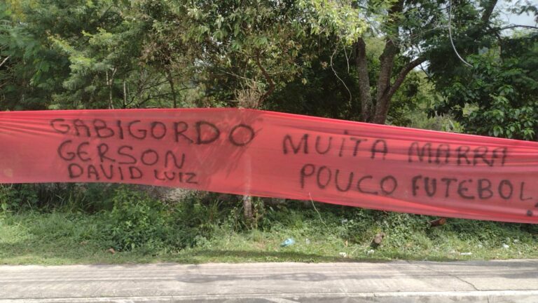 Torcida do Flamengo protesta contra elenco e diretoria no Ninho do Urubu