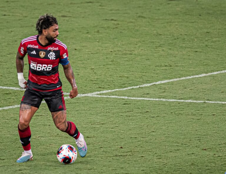 Vítor Pereira explica Gabigol no banco e analisa vitória do Flamengo