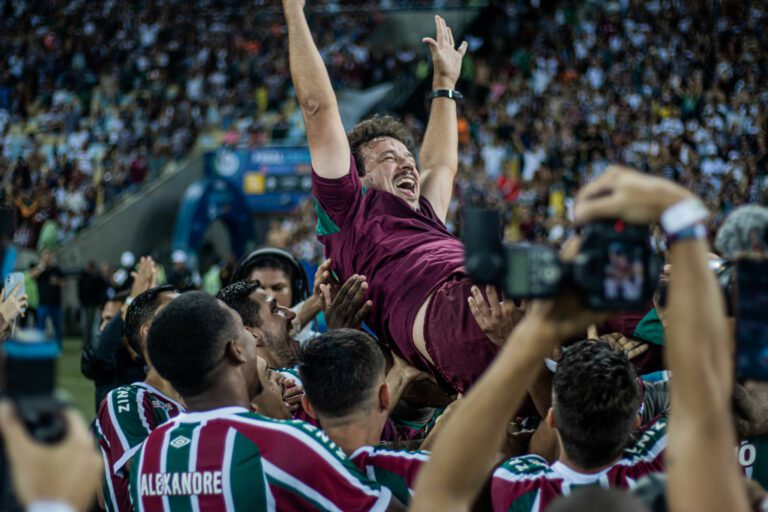 Auxiliar técnico exalta trabalho do “gênio” Fernando Diniz após título carioca do Fluminense