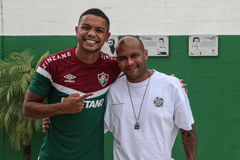 David Braz treina com elenco do Fluminense antes de decisão do Carioca