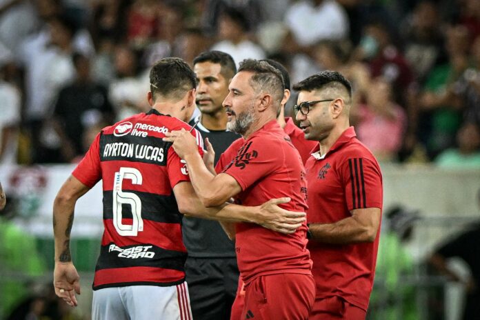 Flamengo vence Fluminense e fica mais perto de ganhar primeiro título com Vítor Pereira
