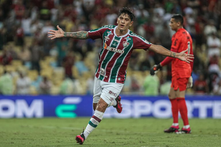 Fluminense goleia o Flamengo, reverte vantagem e conquista o bi do Carioca