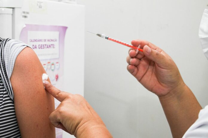 Gripe e Covid-19: mutirões de vacinação, aos sábados, seguem até final de maio   		