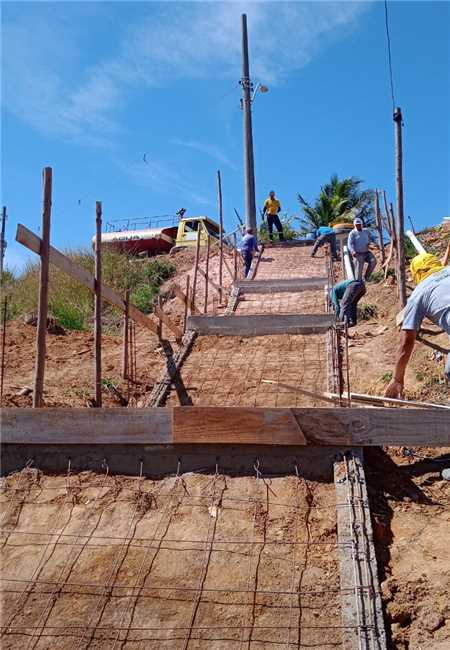 OBRA DA CONSTRUÇÃO DE ESCADARIA CONTINUA A TODO VAPOR