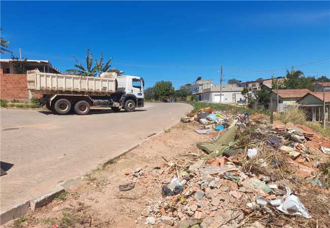 PREFEITURA DE ITAPEMIRIM INTENSIFICA LIMPEZA DE RUAS E RETIRADA DE ENTULHOS