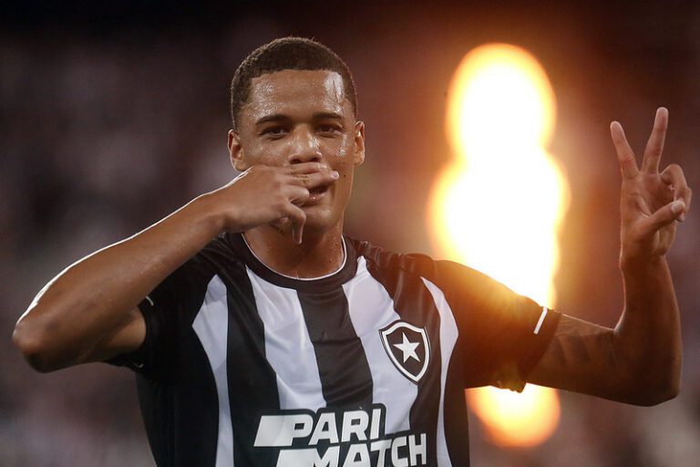 Janderson vibra com primeiro gol como profissional em vitória do Botafogo na Copa do Brasil