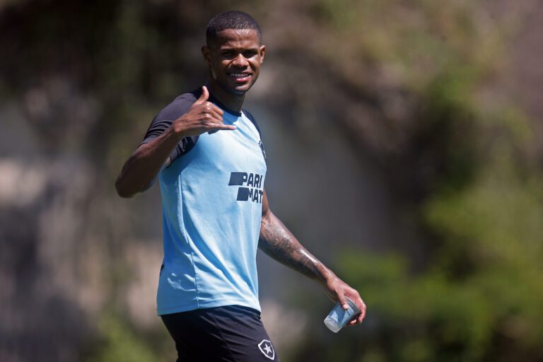 Junior Santos exalta retorno ao Botafogo e possível reestreia: “Feliz em estar de volta”