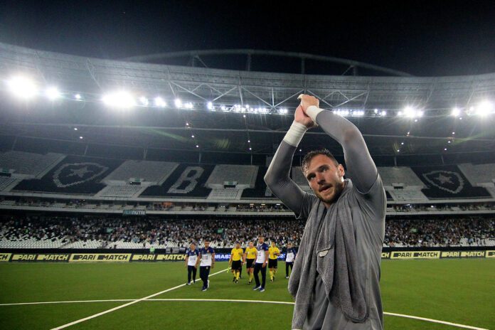Lucas Perri exalta bom momento no gol do Botafogo