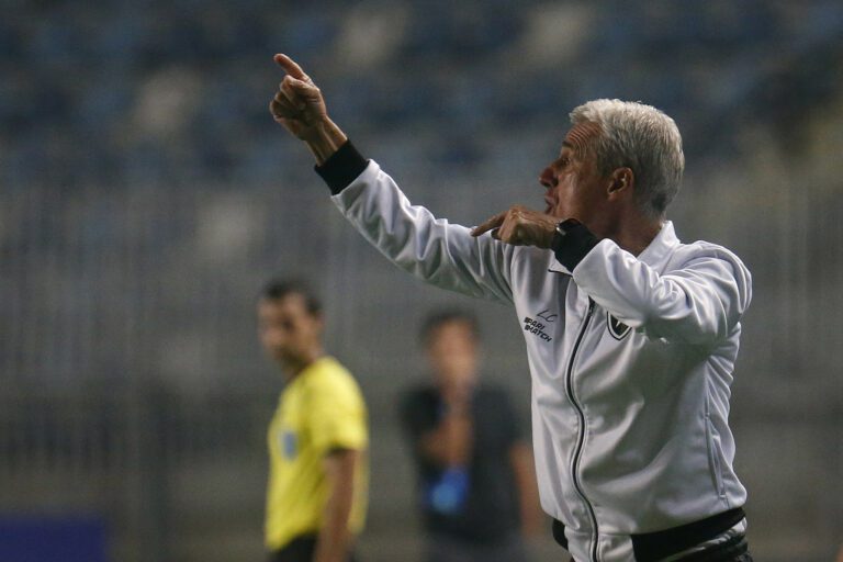 Luís Castro aponta erro como razão do empate sofrido pelo Botafogo na estreia da Sul-Americana