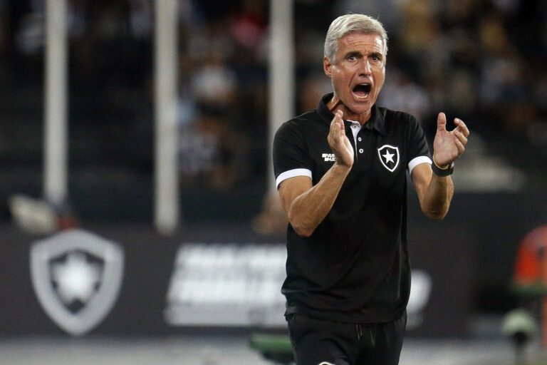 Luís Castro comenta confronto do Botafogo contra time de Loco Abreu na Sul-Americana