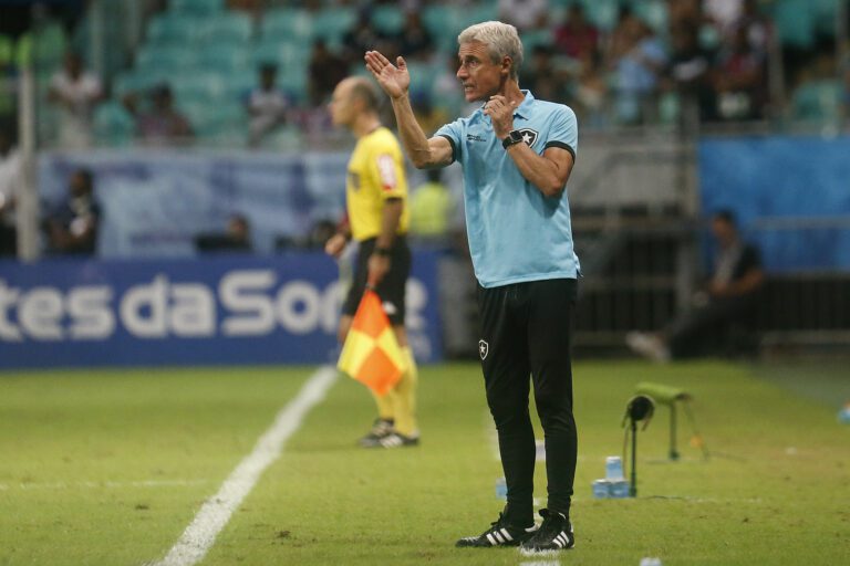 Luís Castro destaca concorrência no meio-campo do Botafogo