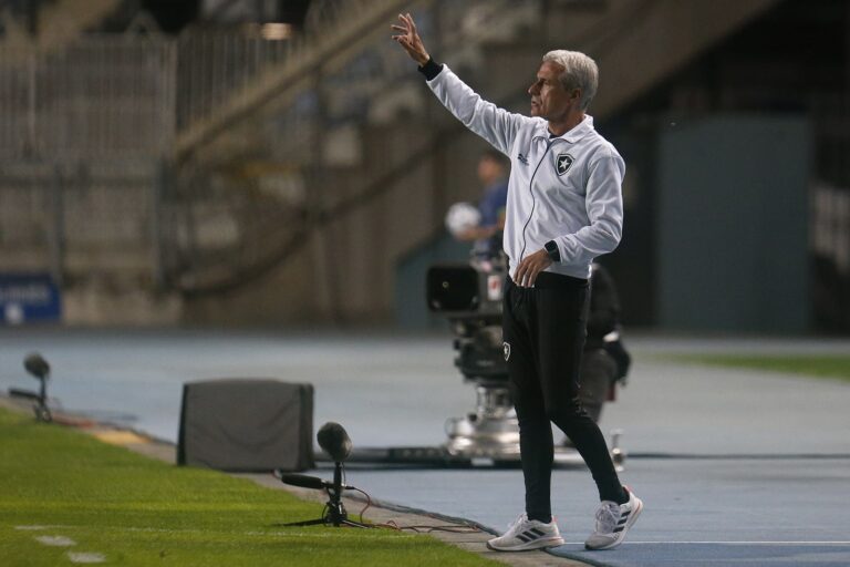 Luís Castro destaca invencibilidade do Botafogo após título da Taça Rio