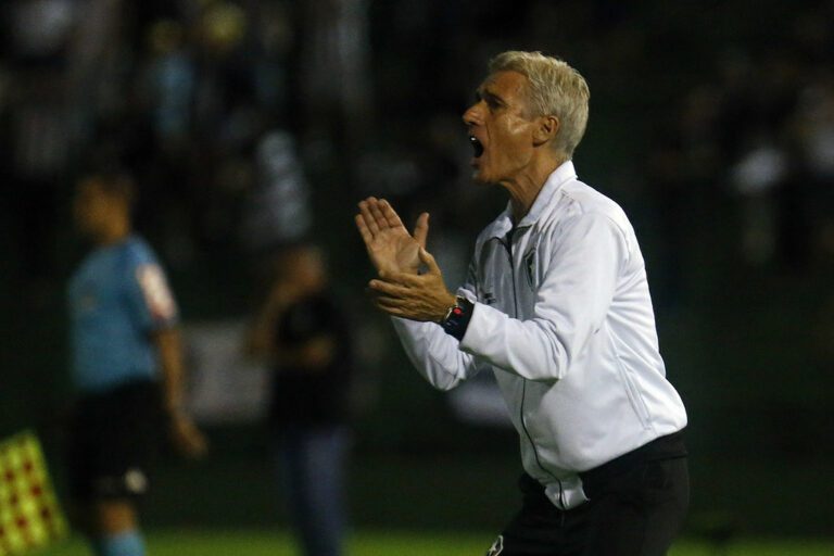 Luís Castro exalta vitória do Botafogo e destaca invencibilidade