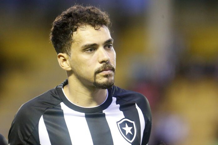 Meio-campista Eduardo comemora retorno ao Botafogo após lesão