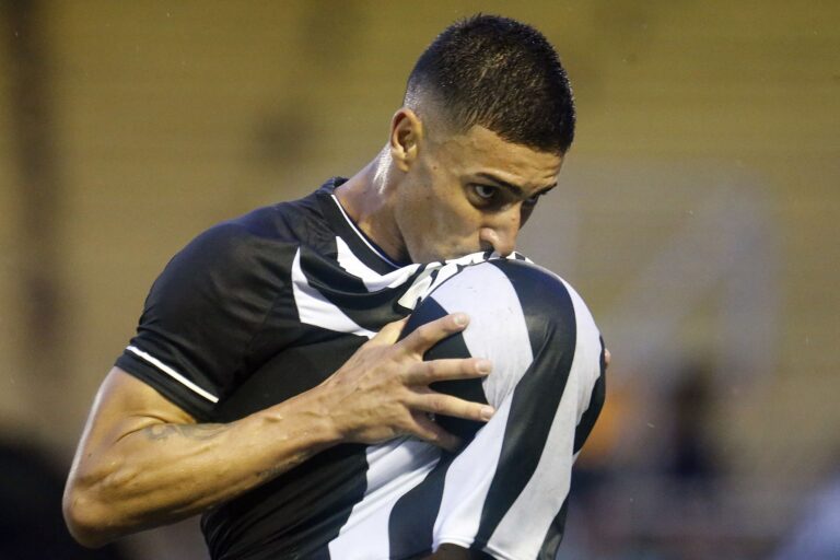 Philipe Sampaio exalta gol pelo Botafogo após recuperação de síncope